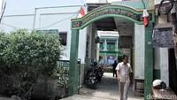 Rumah duka yang terletak di Panti Asuhan Yatim Piatu Al Khairiyah, Semper, Jakarta Utara itu nampak lengang usai dilangsungkannya pemakaman almarhum di TPU Budi Darma, Jakarta Utara.