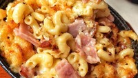 Mac and cheese makin enak dengan tambahan topping. Salah satu yang populer adalah lembaran daging asap. Dijamin tambah mantap! Foto: Instagram 5boroughfoodie