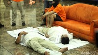 Tersangka pembunuhan satu keluarga di Bekasi, Jawa Barat, Haris Simamora, membunuh Daperum Nainggolan dan istrinya Maya Ambarita dengan keji. Haris menusuk leher kedua korban tersebut dengan linggis.