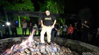 Aksi Hasto dan Djarot Lewati Api Abadi di Kayangan