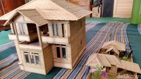 Saat detikcom berkunjung ke rumah produksinya, Yoyo pun menunjukkan sejumlah miniatur rumah hasil kerajinan tangannya yang diolah dari limbah bambu, Senin (19/11/2018).
