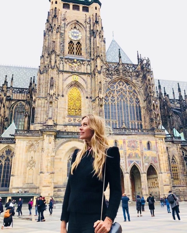 Wanita 39 tahun itu kemudian ditemukan oleh pria lokal yang kemudian meminta bantuan orang-orang untuk menyelamatkannya. 14 tahun berlalu, Petra masih mencari orang yang menjadi pahlawan dalam hidupnya itu. Ia pun akan mendokumentasikan perjalanan mencari pahlawannya itu lewat sebuah film dokumenter. Foto: Instagram @pnemcova