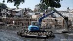 Penampakan Rumah Warga yang Ambles di Bantaran Ciliwung