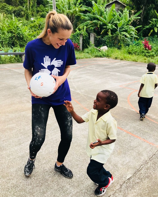 Melalui Happy Hearts Fund, Petra bahkan telah membantu membangun banyak sekolah yang hancur karena bencana alam, termasuk di Thailand dan Indonesia. Di akun Instagram-nya, Petra pun kerap membagi momen saat berbagi dengan mereka yang membutuhkan. Foto: Instagram @pnemcova