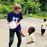 Melalui Happy Hearts Fund, Petra bahkan telah membantu membangun banyak sekolah yang hancur karena bencana alam, termasuk di Thailand dan Indonesia. Di akun Instagram-nya, Petra pun kerap membagi momen saat berbagi dengan mereka yang membutuhkan. Foto: Instagram @pnemcova