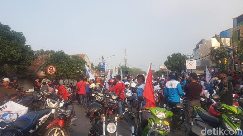 Polisi Hadang Massa Buruh yang Mau Demo di Rumah Gubernur Banten Polisi Hadang Massa Buruh yang Mau Demo di Rumah Gubernur Banten