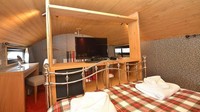 Setiap kamar dilengkapi dengan TV sebagai hiburan. Ada juga meja riasnya. (holidaycottages.co.uk)