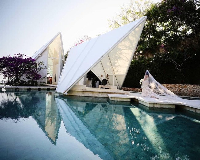 Christian Bautista dan Kat Ramnani menikah di Tirtha Bridal, Uluwatu Bali, dengan konsep outdoor. Tirtha Chapel, tempat keduanya mengikat janji suci, dikelilingi taman hijau cantik dengan arstitektur yang modern. Foto: Instagram/@xtianbautista, @katramnani