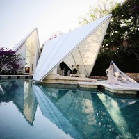 Christian Bautista dan Kat Ramnani menikah di Tirtha Bridal, Uluwatu Bali, dengan konsep outdoor. Tirtha Chapel, tempat keduanya mengikat janji suci, dikelilingi taman hijau cantik dengan arstitektur yang modern. Foto: Instagram/@xtianbautista, @katramnani