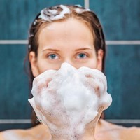 Tak hanya korban uang, wanita juga berkorban waktu untuk mengurusi rambutnya. Survey tersebut juga mengungkap wanita bisa menghabiskan waktu 53 menit seminggu untuk mencuci rambut, mengeringkan dengan blow dry dan menatanya. Foto: iStock