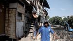 Penampakan Rumah Warga yang Ambles di Bantaran Ciliwung