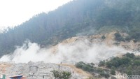 Inilah Kawah Sikidang di dataran tinggi Dieng. Kawah ini memiliki keunikan, lokasi kawahnya bisa berpindah-pindah. (Uje Hartono/detikTravel)