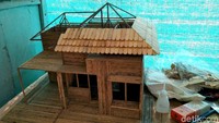 Yoyo pun bercerita awal mula ia mengolah limbah bambu menjadi kerajinan tangan. Pemuda asal Ciamis itu belajar membuat dan menciptakan miniatur rumah secara otodidak melalui internet.