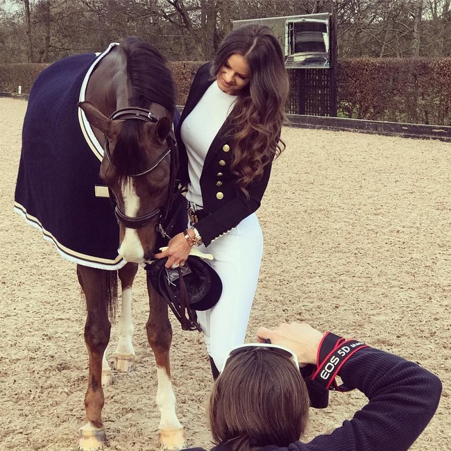 Ayah Jade pun meminta saudarinya untuk meminta maaf dengan imbalan akan menaikkan bagian warisannya menjadi dua kali lipat. Namun penawaran itu ditolak Deidre. Foto: Instagram @jadehollandcopper