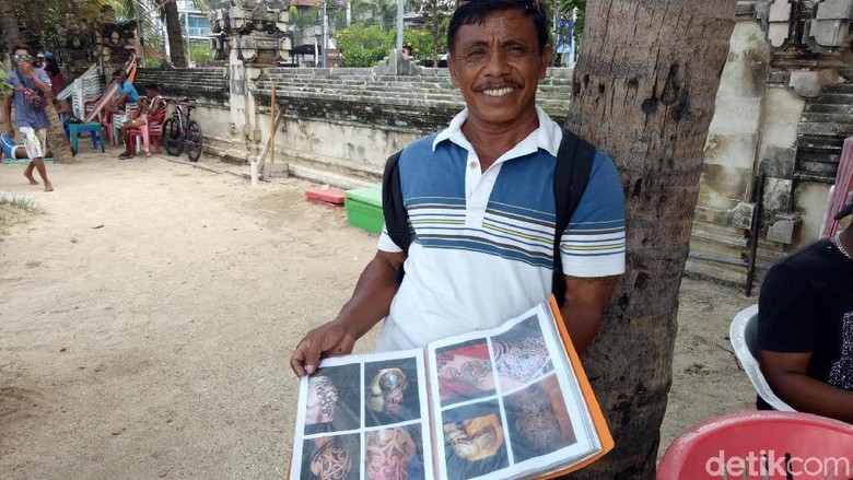 Wayan Suarta, tukang tato keliling di Pantai Kuta, Bali (Ditya/detikTravel) Wayan Suarta, tukang tato keliling di Pantai Kuta, Bali (Ditya/detikTravel)