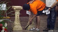 Karena perkataan itu, muncul rasa dendam di hati Haris. Dia kemudian merencanakan pembunuhan dengan membawa linggis yang ada di dapur.