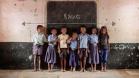 Contoh stunting pada anak umur 8 tahun yang terjadi di India. Garis putih di papan adalah tinggi rata-rata anak usia sebaya mereka di dunia. (Foto: BBC)