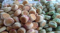 Selain bakpia, ada juga ampyang, batik, gelang, gantungan kunci dan berbagai suvenir lainnya. (Usman Hadi/detikTravel)