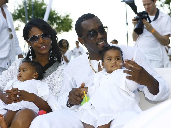 Dalam perjalanan cintanya, Kim dan Diddy sering mengalami hubungan putus sambung. Hingga akhirnya, keduanya sepakat untuk berpisah 2007. Kendati begitu, Kim dan Diddy masih berhubungan dekat, bahkan mesra seperti masih pacaran. Bersama Diddy, Kim dikaruniai tiga anak. (Foto: Getty Images)