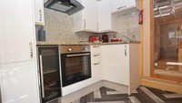 Hotel ini juga dilengkapi dengan dapur dan lemari pendingin. Hotel ini bisa untuk menginap 4 orang, 2 dewasa dan 2 anak-anak. (holidaycottages.co.uk)