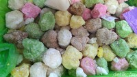 Getuk goreng, dan makanan kering dijual mulai Rp 10-15 ribu per bungkusnya (Usman Hadi/detikTravel)