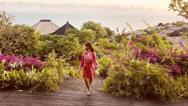 Keputusan untuk menikah di Bali tentu sudah melalui pertimbangan matang keduanya. Mungkin bagi mereka, Bali merupakan tempat yang spesial. Saat liburan di Bali, Kat menginap di Bulgari Resort yang sangat mewah. (Instagram/@katramnani) Keputusan untuk menikah di Bali tentu sudah melalui pertimbangan matang keduanya. Mungkin bagi mereka, Bali merupakan tempat yang spesial. Saat liburan di Bali, Kat menginap di Bulgari Resort yang sangat mewah. (Instagram/@katramnani)