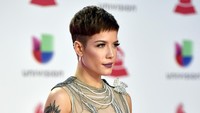 Dress berwarna nude tersebut membuat para pria berimajinasi dengan bentuk tubuh Halsey. David Becker/Getty Images for LARAS