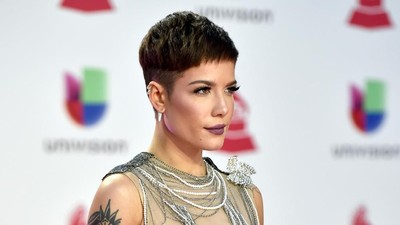 Penampilan Seksi Halsey di Latin Grammy 2018