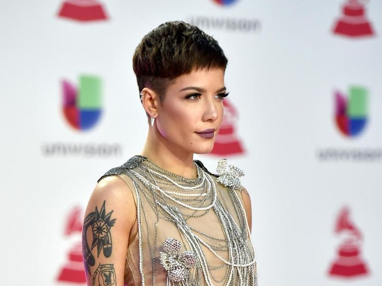 Penampilan Seksi Halsey di Latin Grammy 2018
