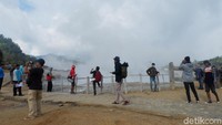 Lokasinya yang tak jauh dari objek wisata Candi Arjuna membuat kawah ini paling ramai dikunjungi wisatawan. (Uje Hartono/detikTravel)