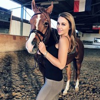 Setelah dua tahun bercerai dari konglomerat 57 tahun lebih tua itu, model berambut pirang itu terlihat menekuni hobi berkudanya.  Foto: Instagram (@cathy.lugner)