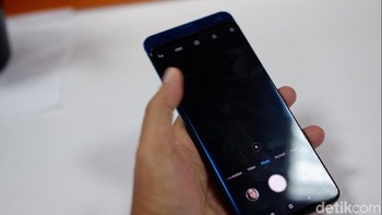 Ketika di-slide, kita akan melihat cahata biru di pinggrian layarnya. Foto: Adi Fida Rahman/detikINET