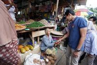 Kunjungi Jawa Tengah, Sandiaga Uno Blusukan ke Pasar hingga Minum Jamu