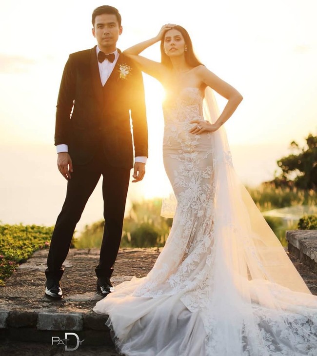 Kat Ramnani menikah dengan gaun strapless bersiluet heart shaped yang nampak seksi namun elegan. Gaun bernuansa champagne yang dihiasi lace dan bordir merupakan rancangan desainer asal Israel, Inbaal Dror. Foto: Instagram/Christian Bautista. Foto: Patdy