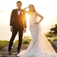 Kat Ramnani menikah dengan gaun strapless bersiluet heart shaped yang nampak seksi namun elegan. Gaun bernuansa champagne yang dihiasi lace dan bordir merupakan rancangan desainer asal Israel, Inbaal Dror. Foto: Instagram/Christian Bautista. Foto: Patdy