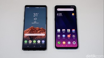 Membandingkan Galaxy Note 9 dan Mi Mix 3. Foto: Adi Fida Rahman/detikINET