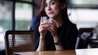 Kartika terkenal sangat dekat dengan Sandra Dewi. Kabarnya Kartika juga sempat jadi manajer kakaknya. Ini pose jahil Kartika saat santai minum kopi di kafe. Foto: Instagram kartikadewi20