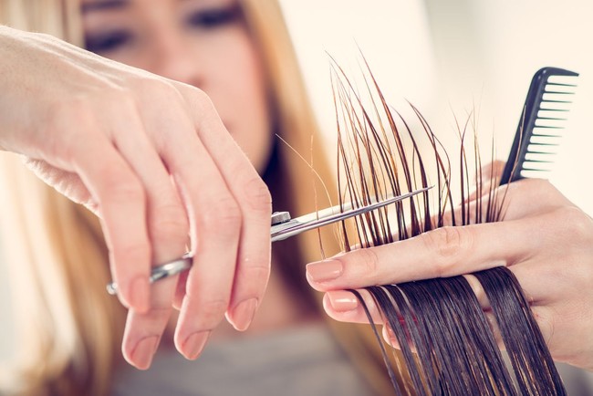 Untuk biaya potong rambut, wanita bisa merogoh kocek USD 520 atau Rp 7,5 jutaan per tahun. Foto: iStock