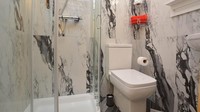 Toiletnya juga nyaman. Kalau mau menginap di sini, siapkan kocek sebesar Rp 262 ribuan per orang, per harinya. (holidaycottages.co.uk)