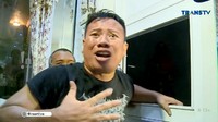 Dalam main aksi gerebeknya yang niat, Vicky membawa keluarga, polisi, ketua RT sampai beberapa infotainment. Foto: Dok. Trans TV