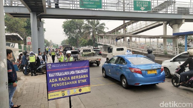 Razia di Jakbar, Pengendara Bisa Langsung Bayar Pajak di Lokasi Razia di Jakbar, Pengendara Bisa Langsung Bayar Pajak di Lokasi