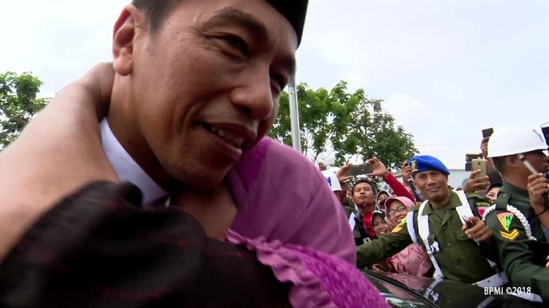 Saat Jokowi Dihampiri dan Dipeluk Nenek di Lamongan Saat Jokowi Dihampiri dan Dipeluk Nenek di Lamongan