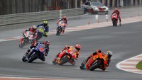 Marquez sempat melewati Pol Esparparo, tapi kemudian disalip lagi. Rossi terus memperbaiki posisi dan sudah ada di posisi tujuh pada putaran kedua. Pada prosesnya, Vinales kehilangan dua posisi usai dilewati Espargaro dan Marquez.