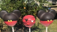 Tak hanya kue besar, Mickey juga bisa hadir dalam bentuk cake pop yang mungil ini. Bentuk telinga dan celana Mickey seolah menjadi identitasnya. Foto : instagram @cakepopbykat