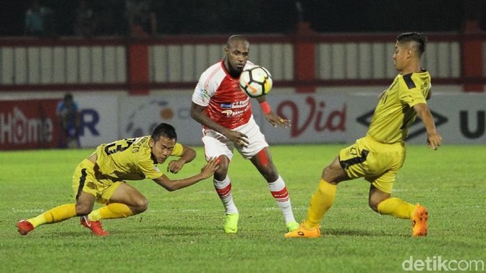 boaz solossa bhayangkara fc vs persipura jayapura boaz solossa menghadapi dua pemain Bhayangkara FC pada laga Bhayangkara FC vs Persipura Jayapura pada pertandingan pekan ke-31 Liga 1 2018 di Stadion PTIK, Kebayora Baru, Jakarta, Senin (19/11/2018).