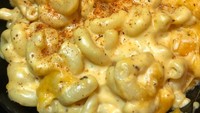 Dinosaur BBQ di New York sudah menyajikan mac and cheese sejak 1776. Lelehan saus kejunya dijamin bikin ngiler, apalagi ditambah taburan bubuk cabe. Foto: Instagram thefeastkings