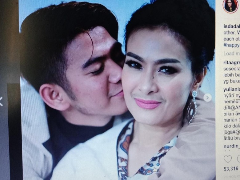 Iis Dahlia Dicium Rizki, Netizen Heboh Ingatkan Bukan Muhrim Iis Dahlia Dicium Rizki, Netizen Heboh Ingatkan Bukan Muhrim