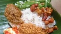 Biasanya dijual di kedai kopi untuk menu sarapan praktis. Lauknya bisa ditambah tumis buncis, serundeng dan kering tempe. Foto : Instagram @ir3n3_li3yanto