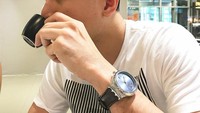 Cangkir espressonya kecil sekali. Begini ya kerennya Christian saat ngopi. Foto: Instagram @xtianbautista
