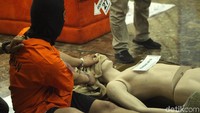 Sedangkan kedua anak Daperum dibunuh dengan cara dicekik.